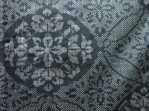 アンティーク　花七宝模様織出し本場泥大島紬着物（5マルキ）